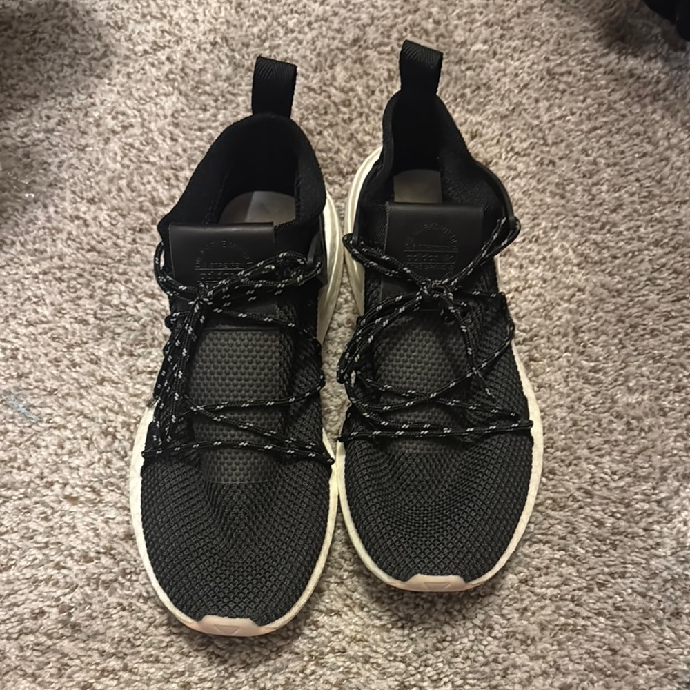 Adidas black tennis shoe